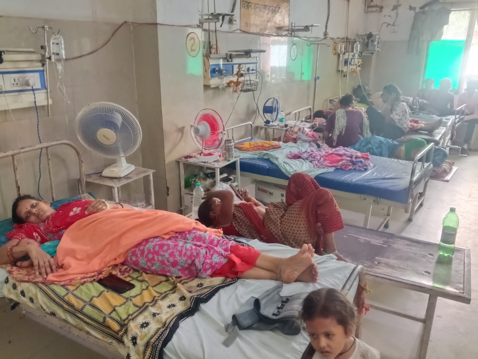 फोटो-07- महिला चिकित्सालय में खाली पड़े स्टाफ रूम में चल रहे कूलर। संवाद