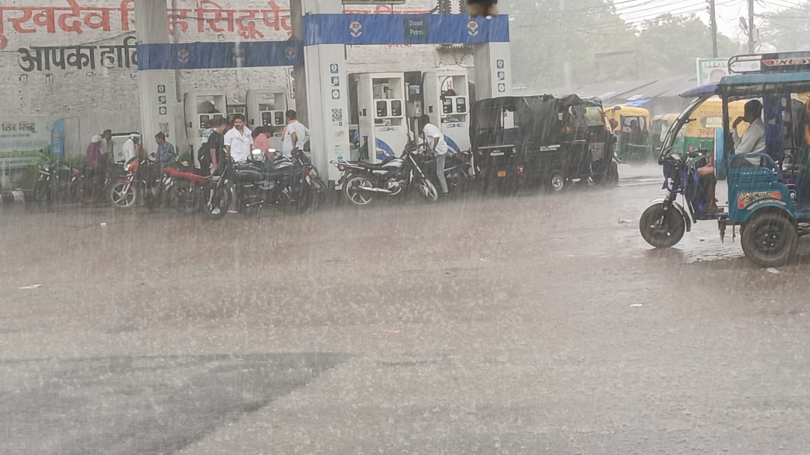 फोटो-29- आदर्शनगर मोहल्ले की गली में भरा बारिश का पानी। संवाद