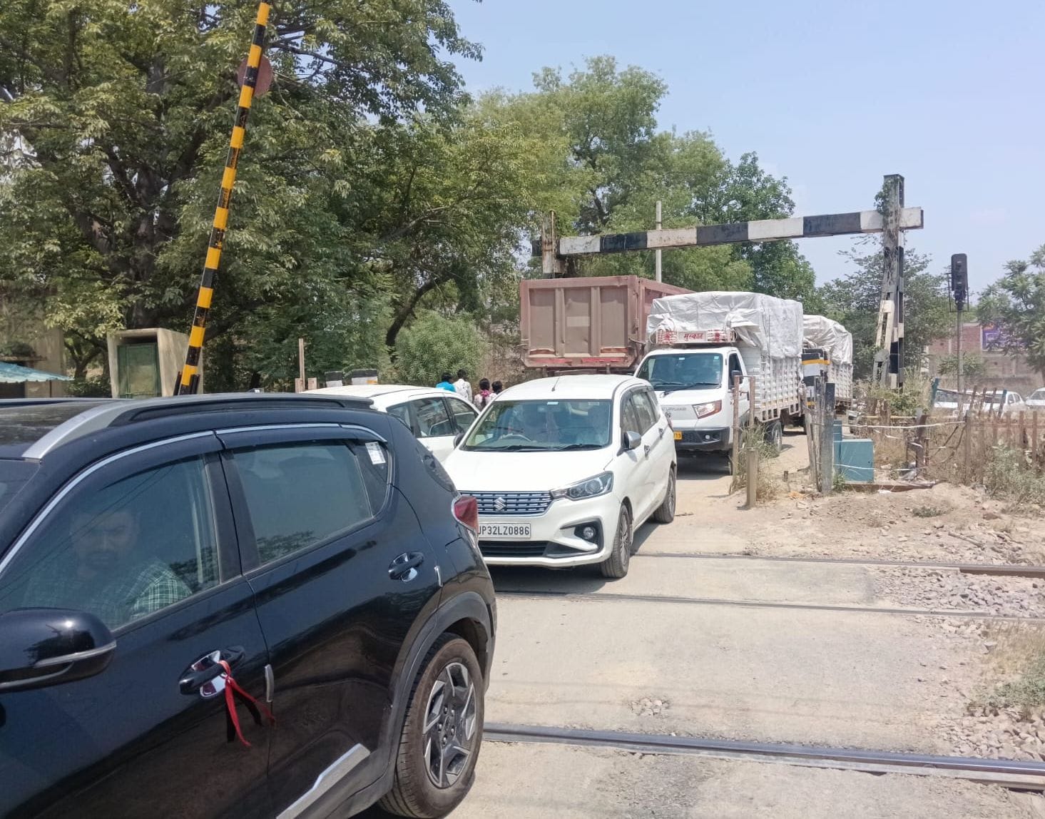 फोटो-32- बक्सर-ऊंचगांव मार्ग से भारी  वाहनों को निकलवाती पुलिस। संवाद