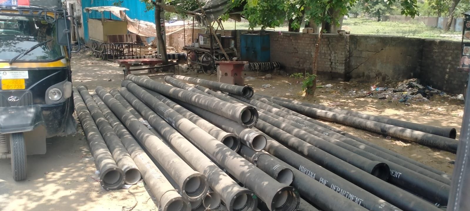 फोटों संख्या:51- बालाजी चौक पर पेयजल पाइप लाइन डालने के लिए टाईलों को हटाते मजदूर--संवाद फोटों संख्या:51- बालाजी चौक पर पेयजल पाइप लाइन डालने के लिए टाईलों को हटाते मजदूर--संवाद