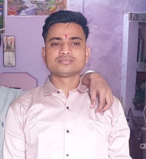 फोटो :: सोनीपत के गांव जठेड़ी में युवक की हत्या के बाद राई थाना में पहुंचे युवक के पिता, भाई व 