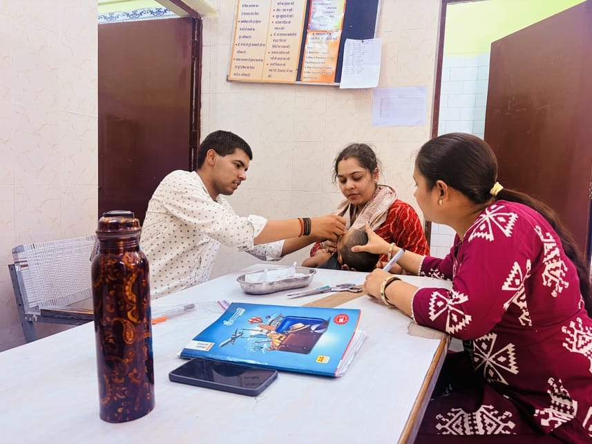 फोटो : सोनीपत के नागरिक अस्पताल में नौनिहाल को पोलियो की खुराक पिलाते विधायक निखिल मदान। स्रोत: फोटो : सोनीपत के नागरिक अस्पताल में नौनिहाल को पोलियो की खुराक पिलाते विधायक निखिल मदान। स्रोत: