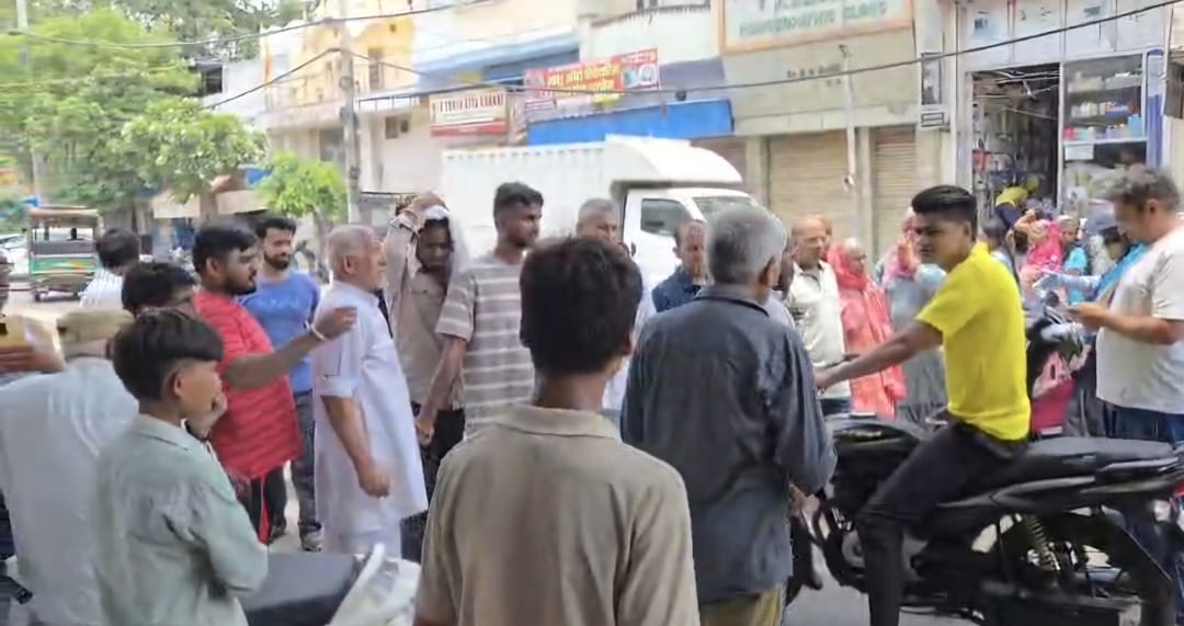 फोटो :: सोनीपत में रोहतक रोड पर उतरकर रोष जताते क्षेत्रवासी। स्रोत पाठक