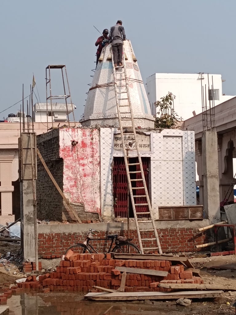 गोला के निर्माणाधीन कॉरिडोर में बनाया जा गोकर्ण तीर्थ का धरातल। संवाद गोला के निर्माणाधीन कॉरिडोर में बनाया जा गोकर्ण तीर्थ का धरातल। संवाद