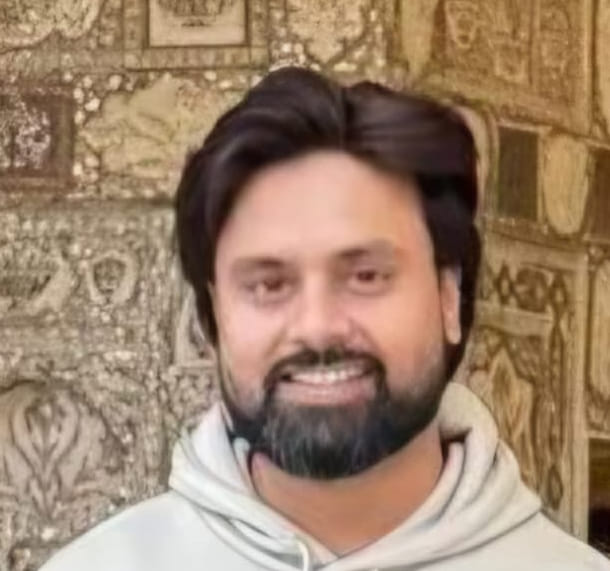 ग्रेटर नोएडा वेस्ट स्थित टाउन सेंट्रल मॉल के सामने मुख्य सड़क पर लते स्ट्रीट लाइट का खंभा हुआ ग्रेटर नोएडा वेस्ट स्थित टाउन सेंट्रल मॉल के सामने मुख्य सड़क पर लते स्ट्रीट लाइट का खंभा हुआ