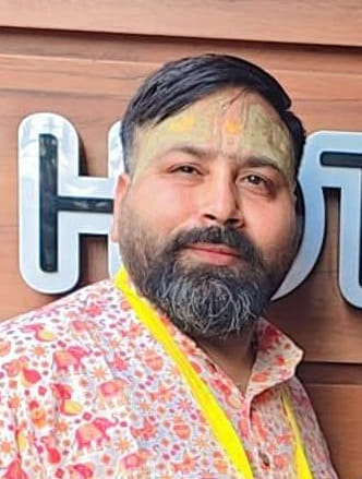 ग्रेटर नोएडा वेस्ट स्थित टाउन सेंट्रल मॉल के सामने मुख्य सड़क पर लते स्ट्रीट लाइट का खंभा हुआ ग्रेटर नोएडा वेस्ट स्थित टाउन सेंट्रल मॉल के सामने मुख्य सड़क पर लते स्ट्रीट लाइट का खंभा हुआ