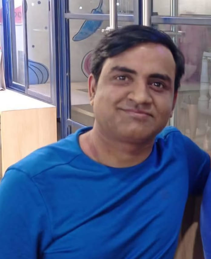 ग्रेटर नोएडा वेस्ट स्थित टाउन सेंट्रल मॉल के सामने मुख्य सड़क पर लते स्ट्रीट लाइट का खंभा हुआ ग्रेटर नोएडा वेस्ट स्थित टाउन सेंट्रल मॉल के सामने मुख्य सड़क पर लते स्ट्रीट लाइट का खंभा हुआ