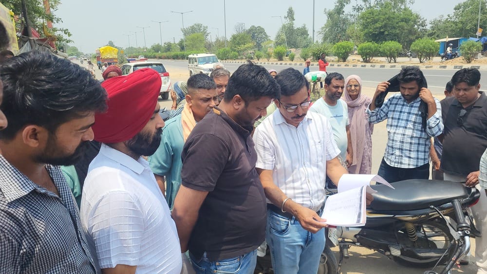 गांव के तालाब की पटरी को तोड़ती एनएचएआई की जेसीबी। संवाद गांव के तालाब की पटरी को तोड़ती एनएचएआई की जेसीबी। संवाद