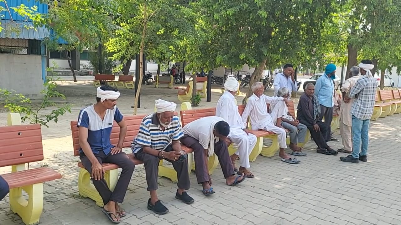 घटना स्थल का दौरा करती टीम। संवाद घटना स्थल का दौरा करती टीम। संवाद