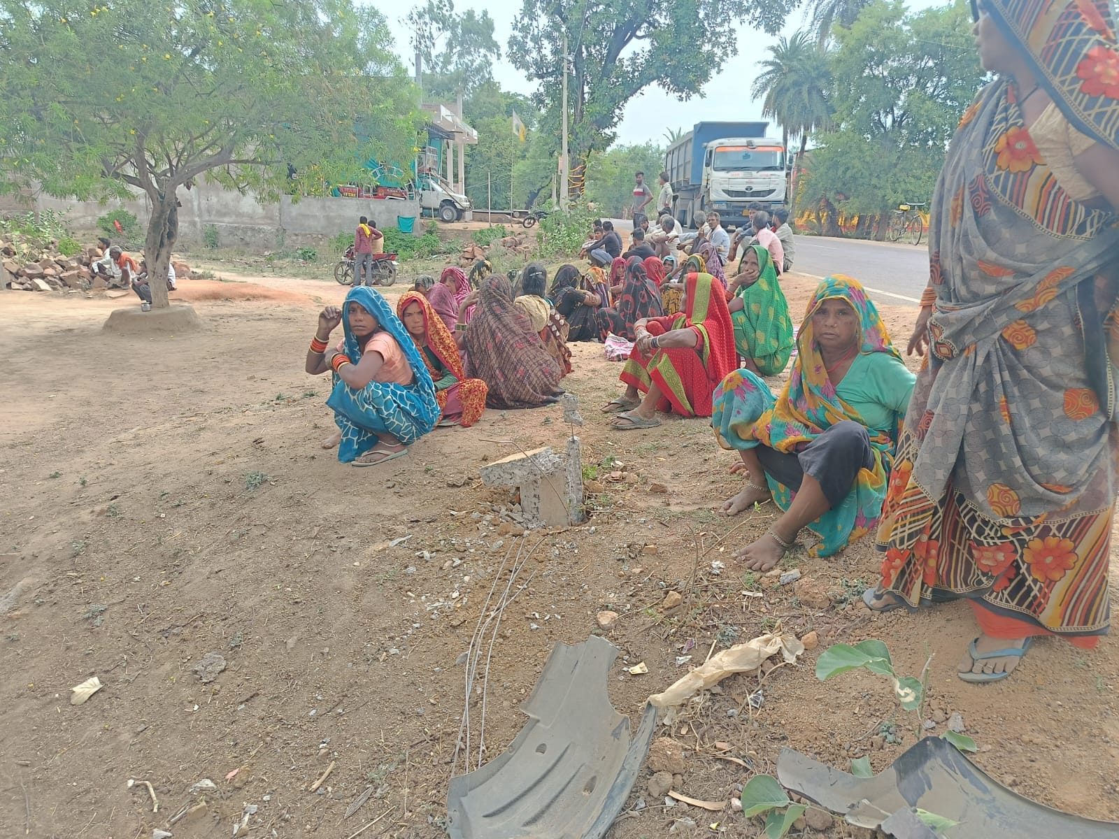 टीकमगढ़-झांसी हाईवे पर सड़क हादसा: तेज रफ्तार अर्टिगा बिजली के पोल से टकराई, महिला की मौत; पांच लोग घायल