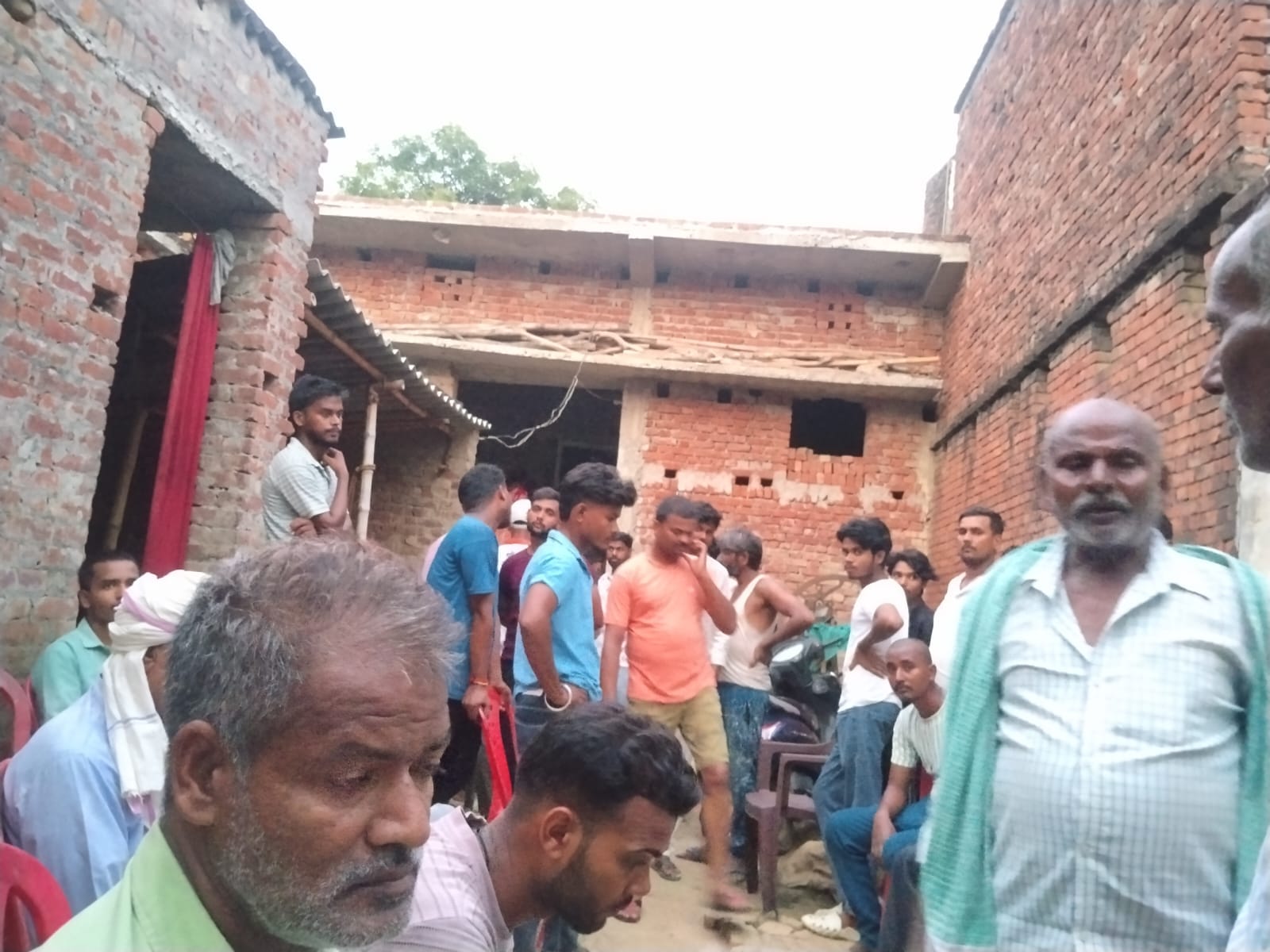हाटा पिपराइच मार्ग स्तिथ सोनबरसा गांव के समीप कार व बाईक की टक्कर में बाईक पर सवार तीन लोगों की हाटा पिपराइच मार्ग स्तिथ सोनबरसा गांव के समीप कार व बाईक की टक्कर में बाईक पर सवार तीन लोगों की