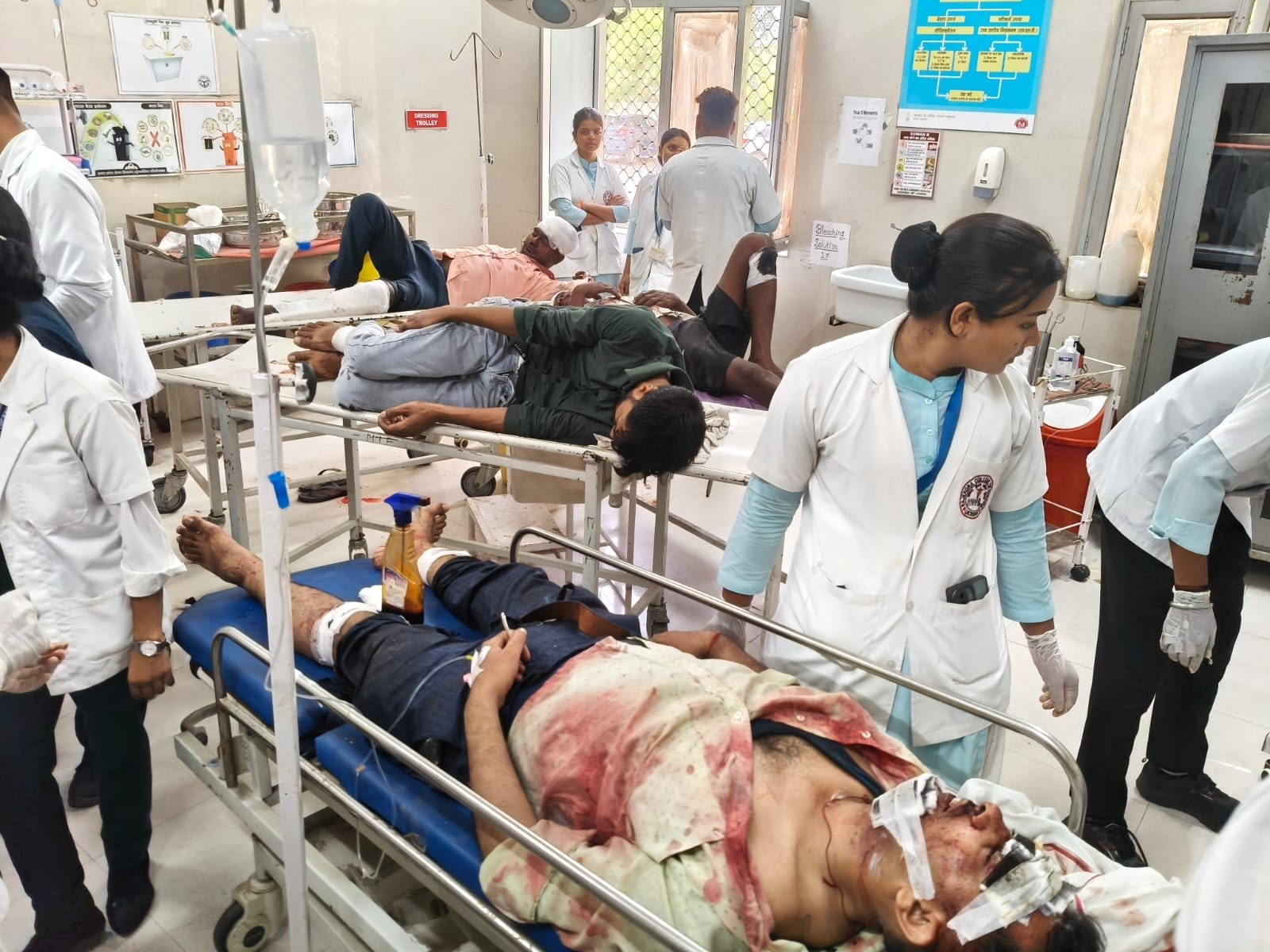 हादसे के बाद टेंपो में फंसा चालक व अस्पताल में घायलों का होता इलाज। हादसे के बाद टेंपो में फंसा चालक व अस्पताल में घायलों का होता इलाज।
