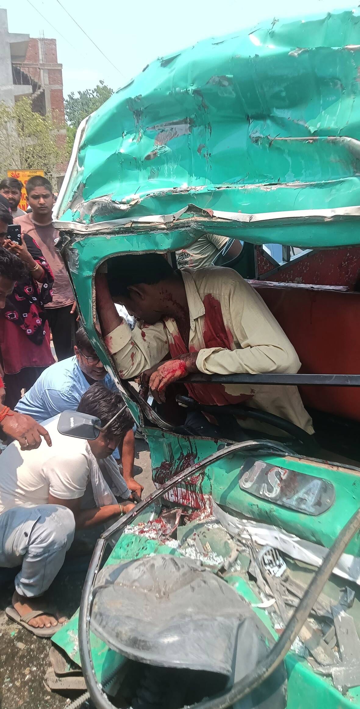 हादसे के बाद टेंपो में फंसा चालक व अस्पताल में घायलों का होता इलाज। हादसे के बाद टेंपो में फंसा चालक व अस्पताल में घायलों का होता इलाज।