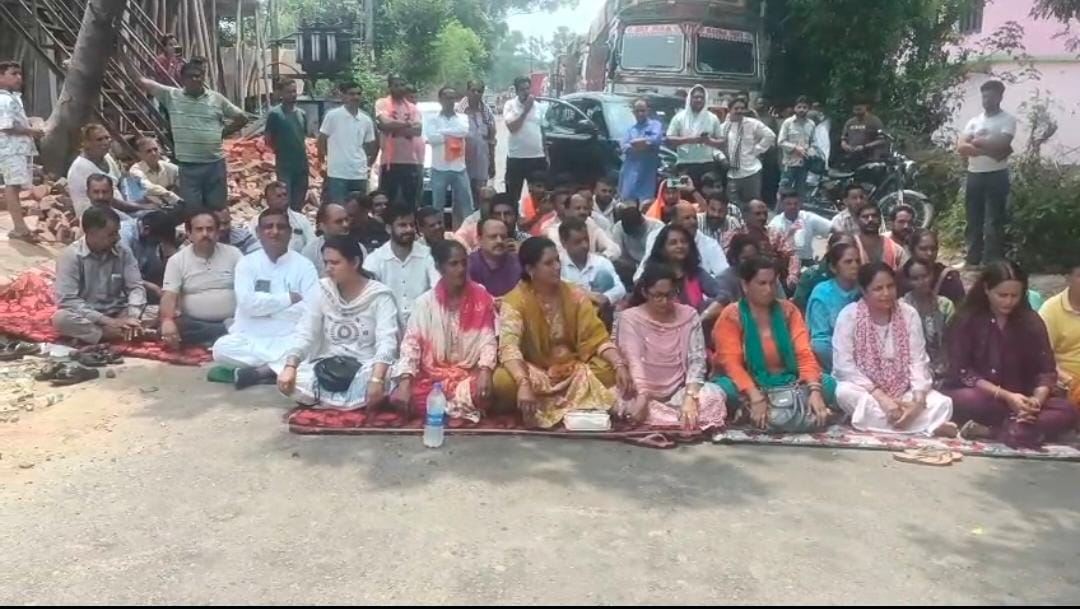 जुखाला में कॉलेज बचाओ आंदोलन में खून से हस्ताक्षर करते बुजुर्ग। स्रोत: जागरूक पाठक