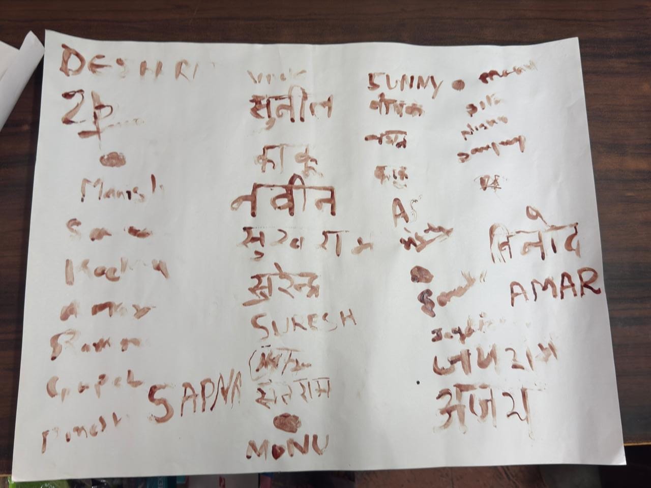 जुखाला में कॉलेज बचाओ आंदोलन में खून से हस्ताक्षर करते बुजुर्ग। स्रोत: जागरूक पाठक