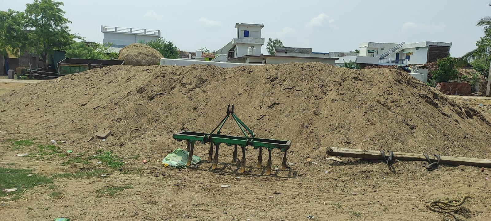 जिला प्रशासन की टीम ने कार्रवाई किया है
