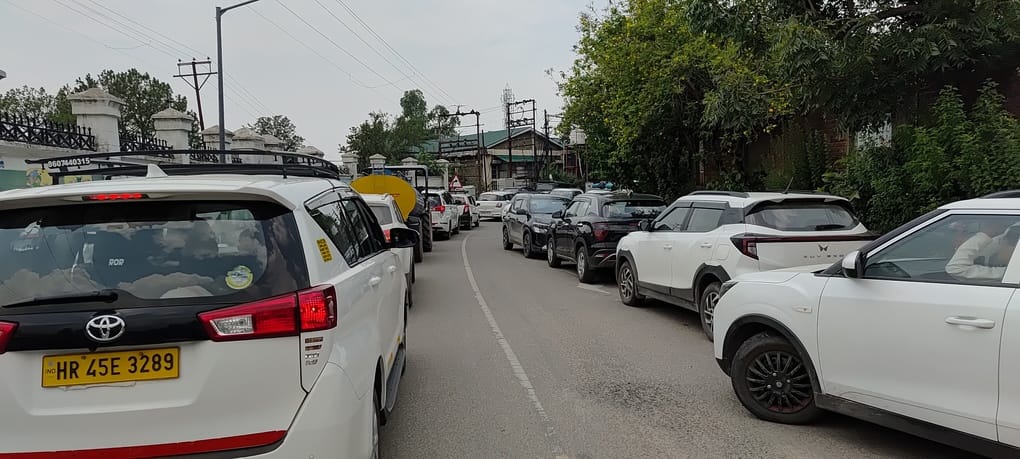 कांगडा में रविवार को लगे लंबे जाम की स्थिति। जागरूक पाठक