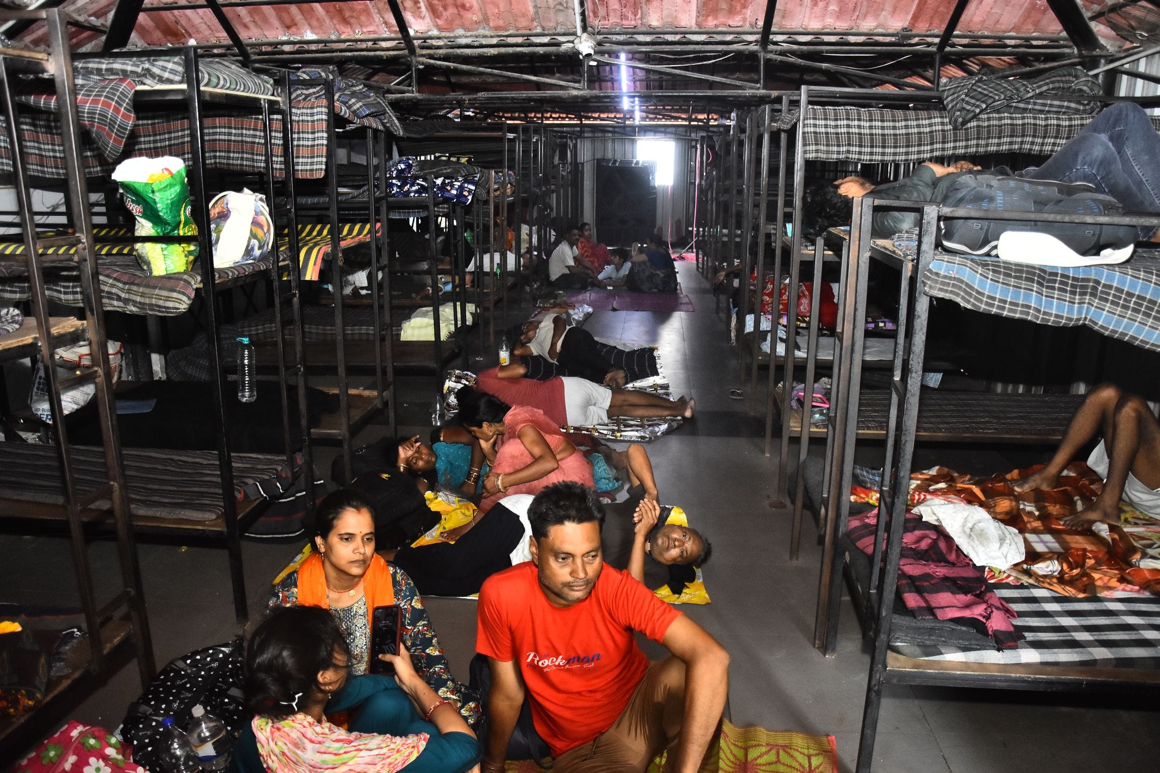 केजीएमयू में गर्मी से परेशान मरीज और तीमारदार।