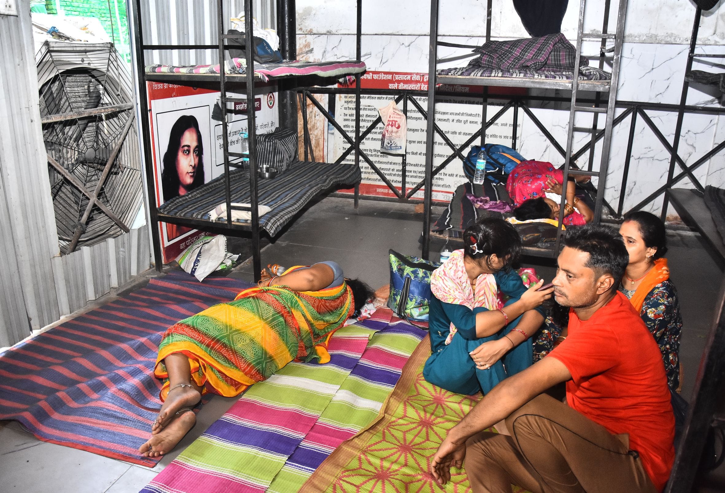 केजीएमयू में गर्मी से परेशान मरीज और तीमारदार।