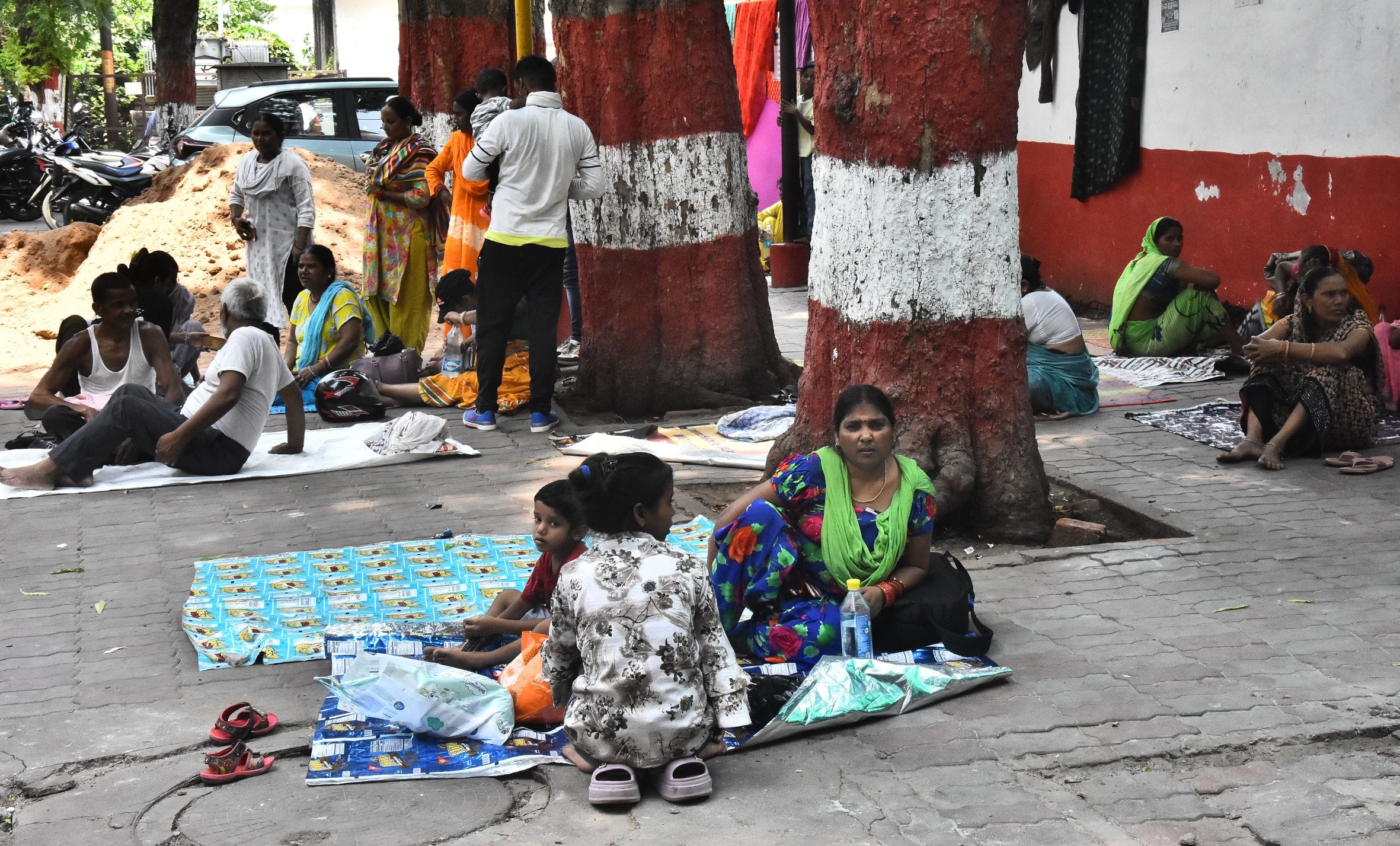 केजीएमयू में गर्मी से परेशान मरीज और तीमारदार।