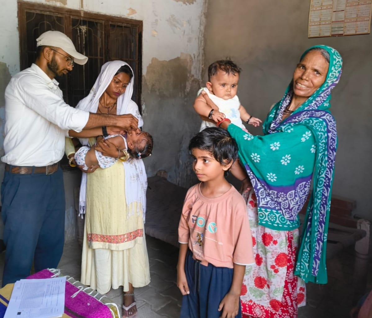 कलायत में बच्चों को पोलियो दवा पिलाते स्वास्थ्य विभाग के एमपीएचडब्ल्यू राजीव कुमार