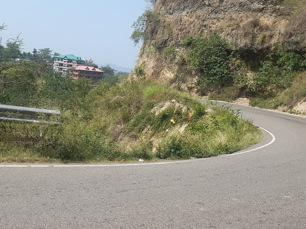 क्षतिग्रस्त हुए कांगड़ा-धर्मशाला सड़क के किनारे लगे मेटल क्रैश बैरियर। -संवाद