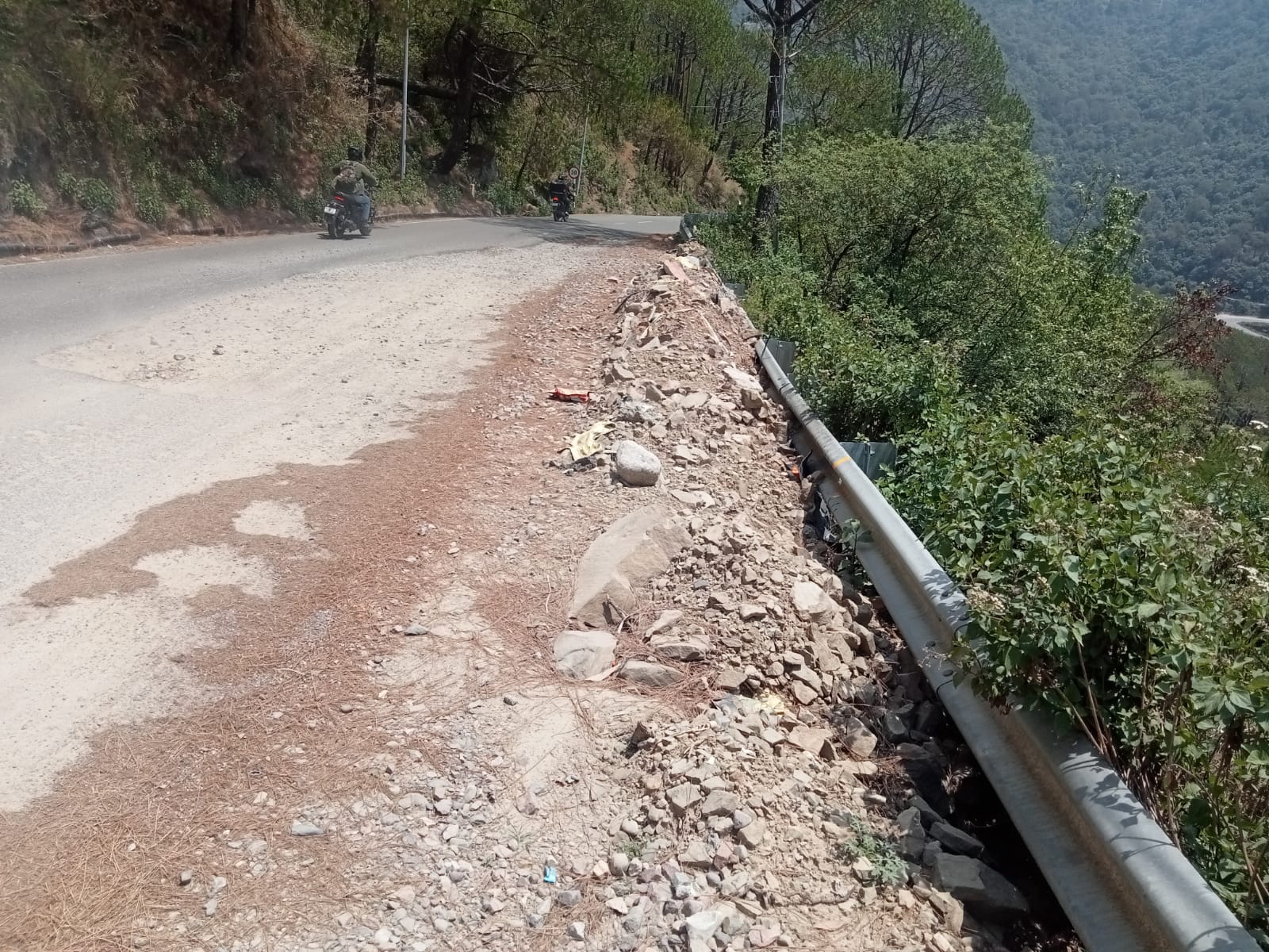 क्षतिग्रस्त हुए कांगड़ा-धर्मशाला सड़क के किनारे लगे मेटल क्रैश बैरियर। -संवाद