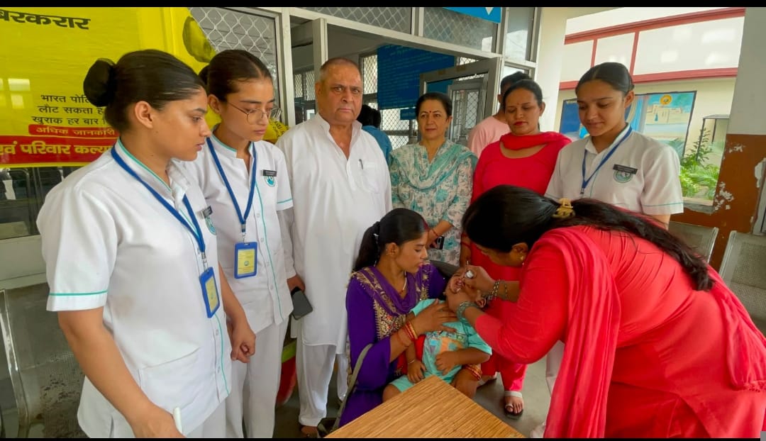 कैंट स्कूल नाहन में पल्स पालियो अभियान का शुभारंभ करती बीएमओ धगेड़ा डॉ मोनीषा अग्रवाल। संवाद