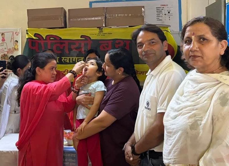 कैंट स्कूल नाहन में पल्स पालियो अभियान का शुभारंभ करती बीएमओ धगेड़ा डॉ मोनीषा अग्रवाल। संवाद