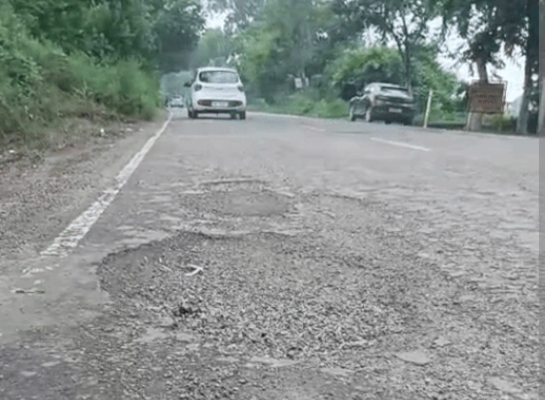 कैथल से चीका जाने वाली सड़क पर बने हुए गड्ढे। संवाद
