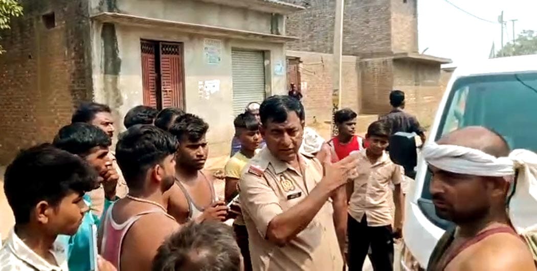 कूड़ा डालने का विरोध करते ग्रामीण। स्रोत: वीडियो ग्रैब कूड़ा डालने का विरोध करते ग्रामीण। स्रोत: वीडियो ग्रैब