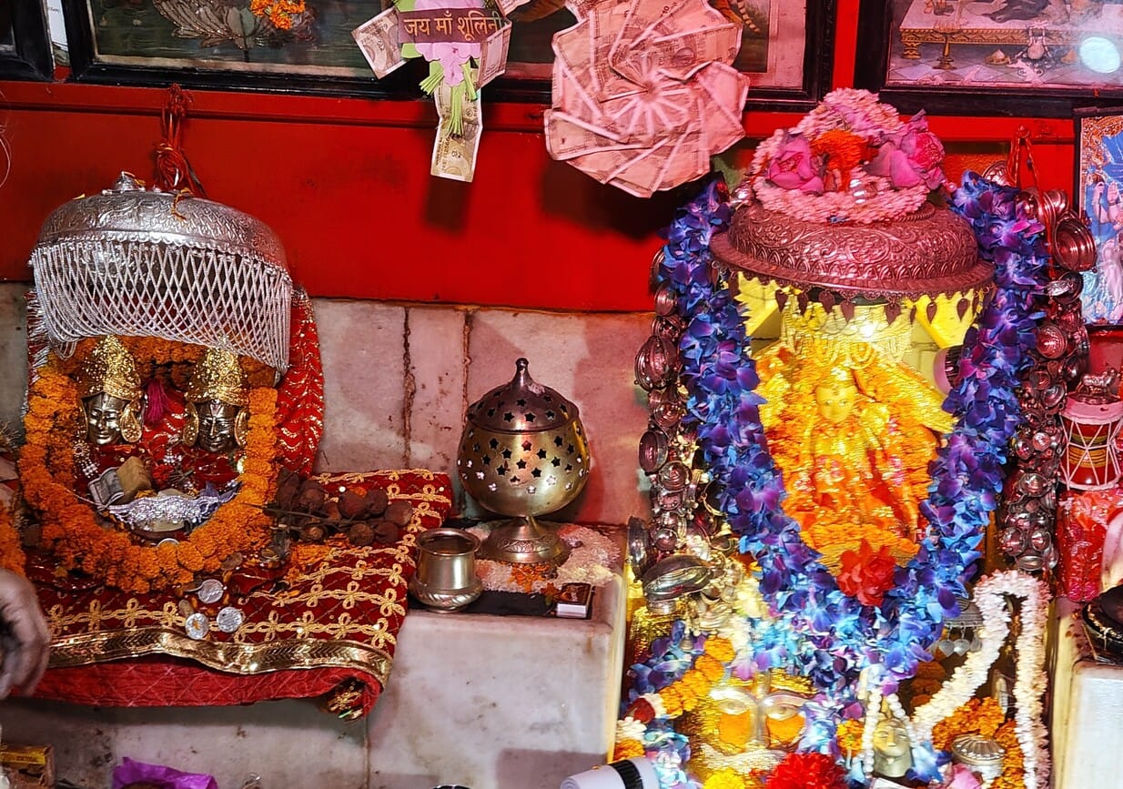मां शूलिनी मेले के दूसरे दिन दोनों बहनों के दर्शन के लिए गंज बाजार में मंदिर के बाहर कतार में मां शूलिनी मेले के दूसरे दिन दोनों बहनों के दर्शन के लिए गंज बाजार में मंदिर के बाहर कतार में