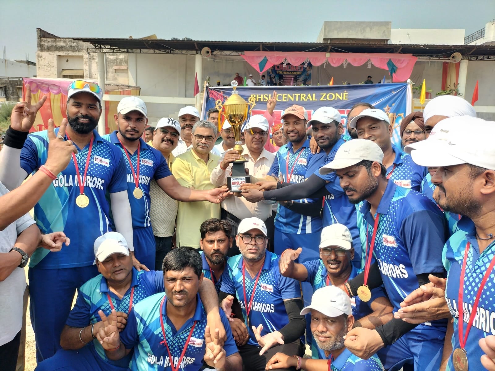 मैच के उद्घाटन में बल्ले से शॉट लगाते भाजपा नेता अंशुल दीक्षित। स्रोत: आयोजक मैच के उद्घाटन में बल्ले से शॉट लगाते भाजपा नेता अंशुल दीक्षित। स्रोत: आयोजक