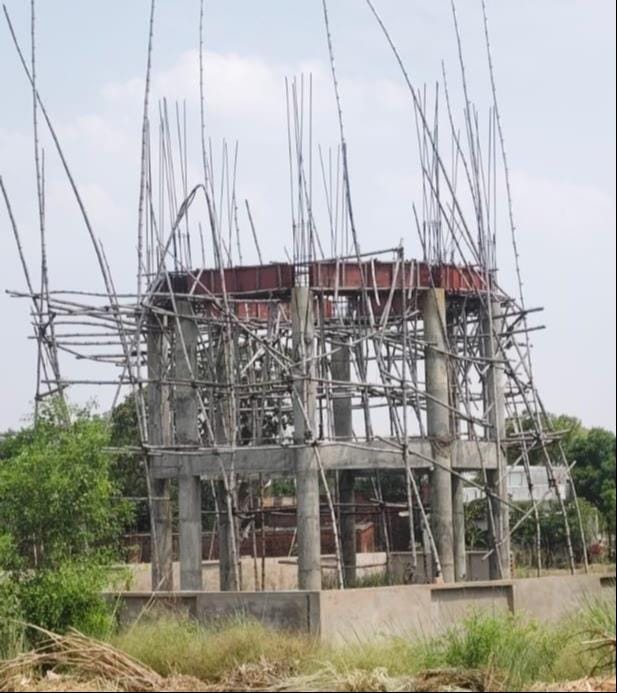 मनिहारी में नल का टोटी खोलकर पानी आने का इंतजार करतीं महिलाएं। संवाद
