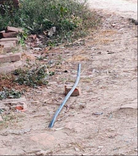 मनिहारी में नल का टोटी खोलकर पानी आने का इंतजार करतीं महिलाएं। संवाद
