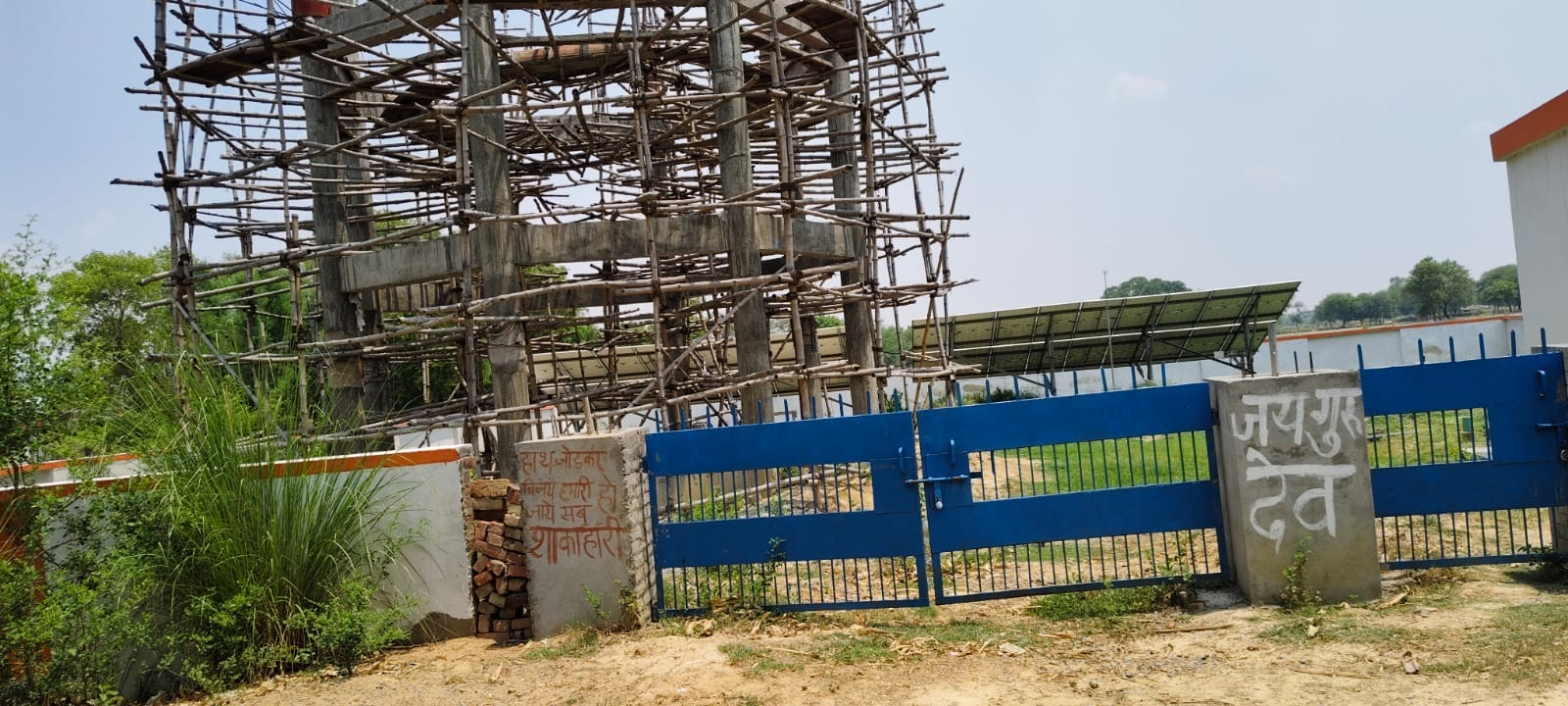 मनिहारी में नल का टोटी खोलकर पानी आने का इंतजार करतीं महिलाएं। संवाद