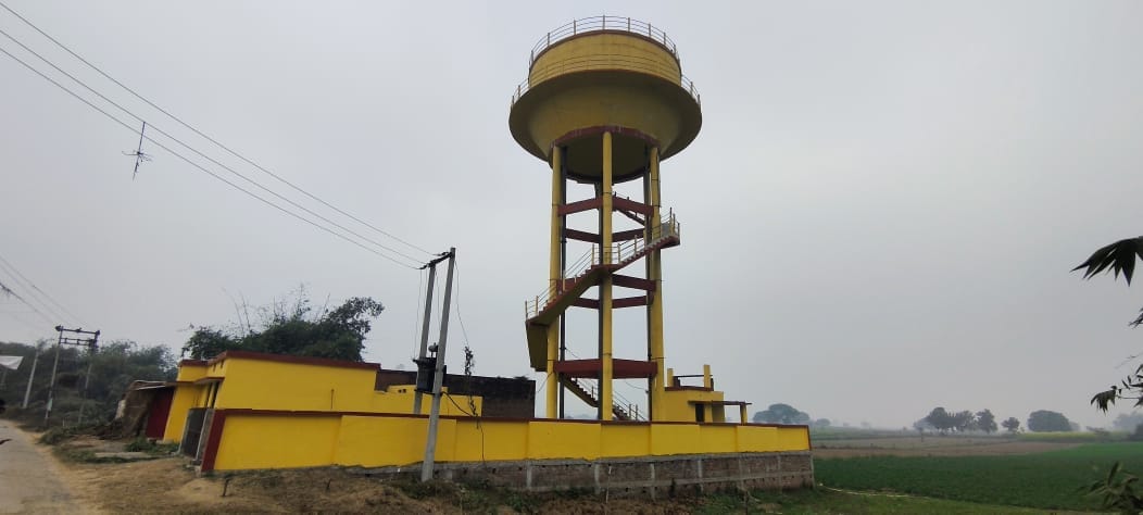मनिहारी में नल का टोटी खोलकर पानी आने का इंतजार करतीं महिलाएं। संवाद