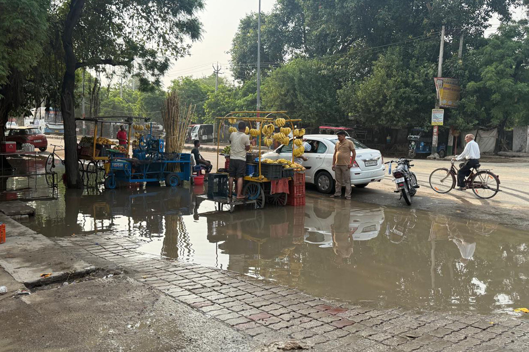 पूंडरी बस स्टैंड के सामने कुछ देर हुई बारिश से हुआ जलभराव।