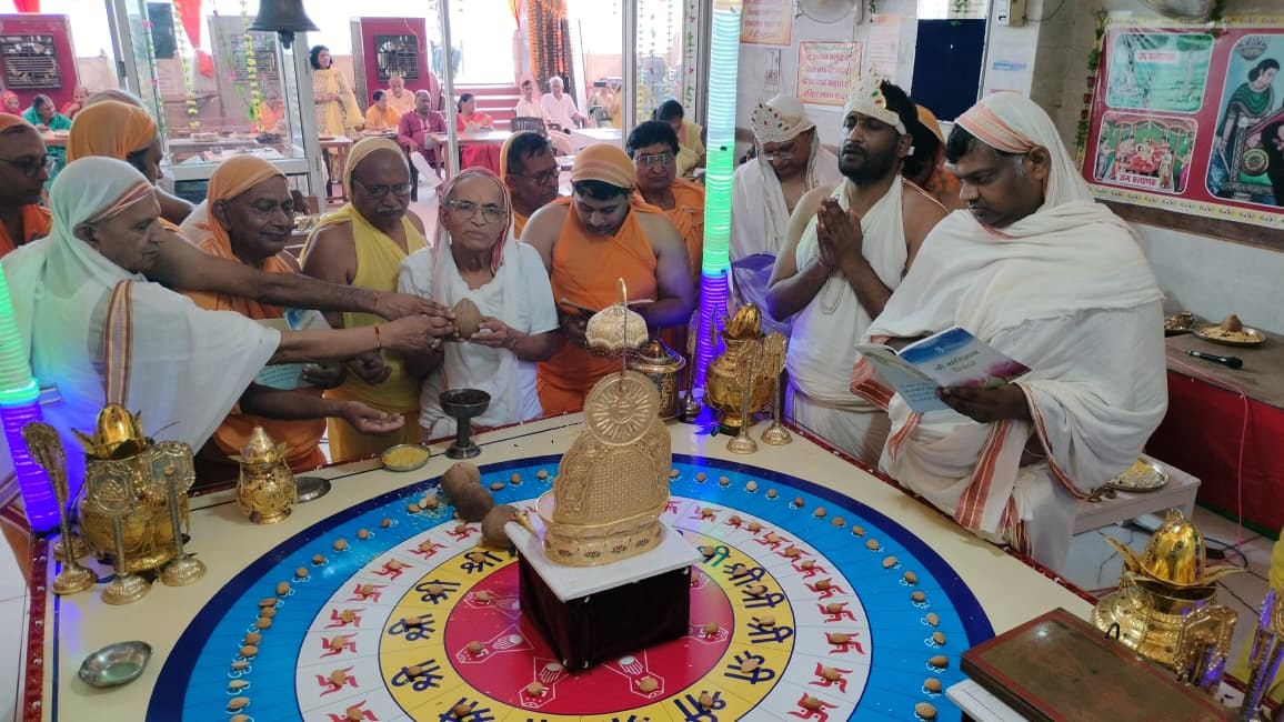 प्राचीन दिगंबर जैन बड़े मंदिर में पूजा अर्चना करते श्रद्धालु स्रोत संवाद