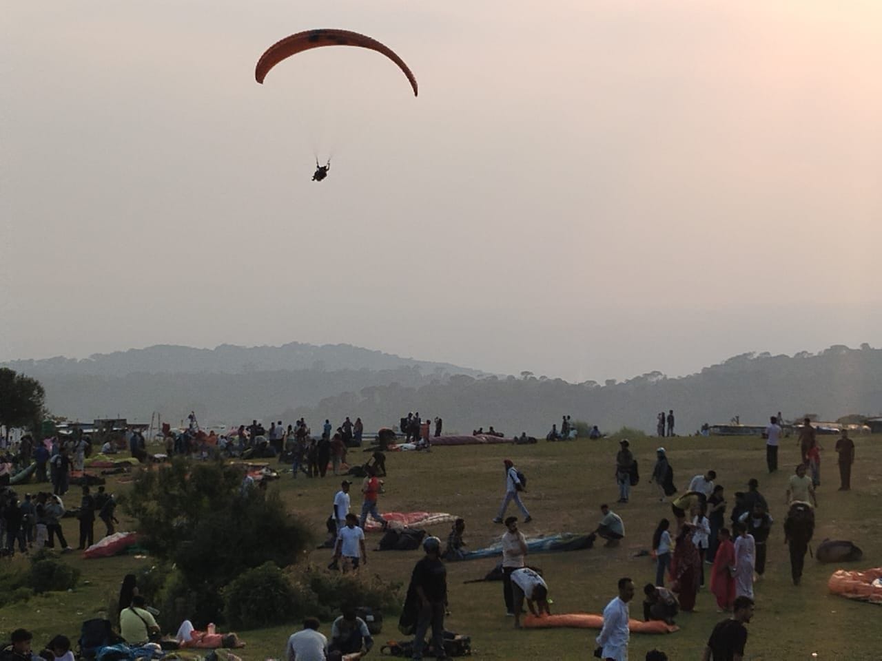 पर्यटन सीजन के चलते बरोट में खरीदारी करते पर्यटक। स्रोत जागरूक पाठक