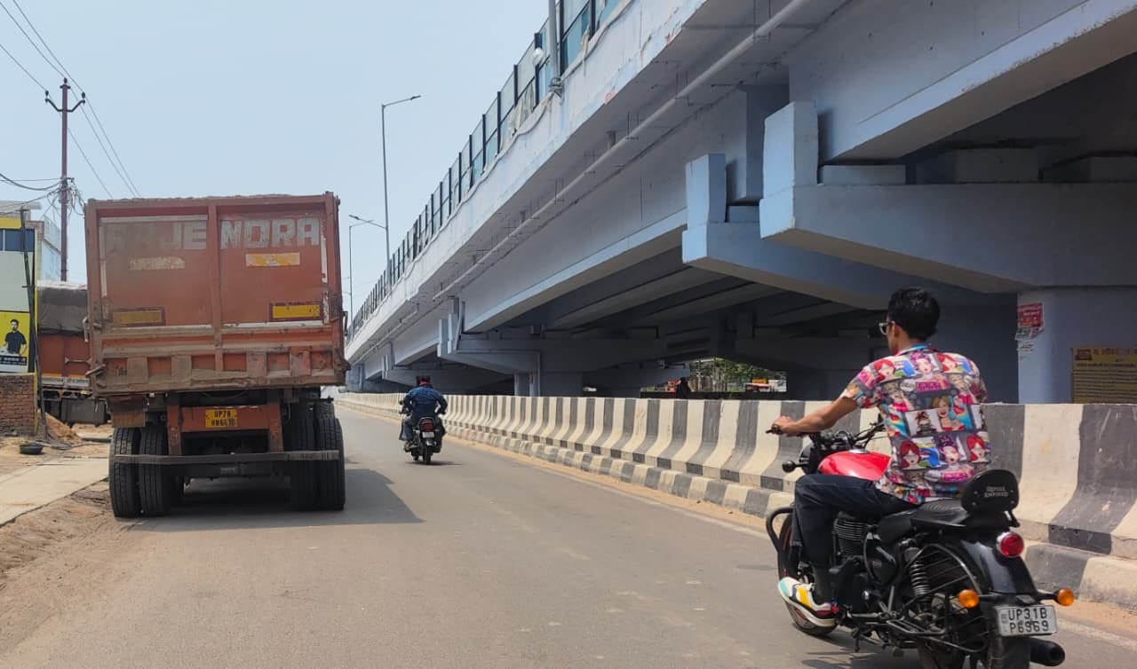 राजापुर चौराहे पर फ्लाईओवर चढ़ने वाले रास्ते के पास खड़ी बसें। संवाद