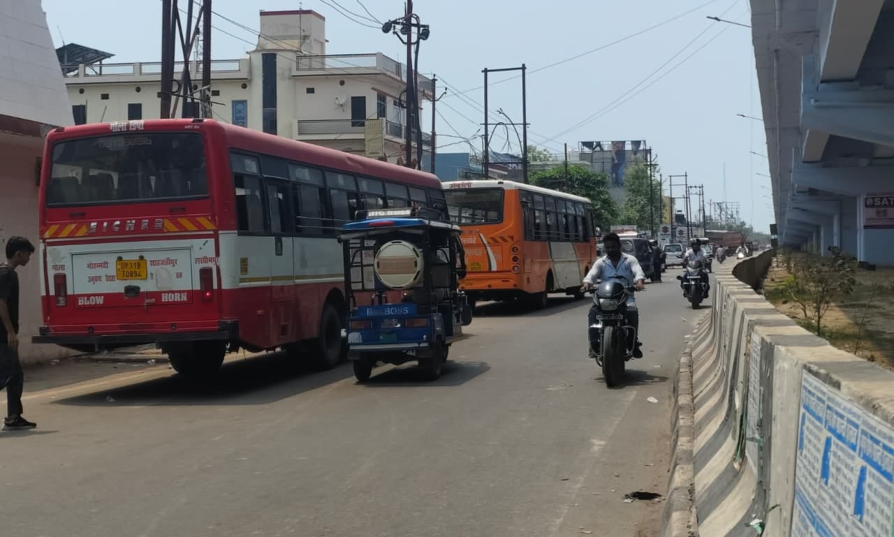 राजापुर चौराहे पर फ्लाईओवर चढ़ने वाले रास्ते के पास खड़ी बसें। संवाद
