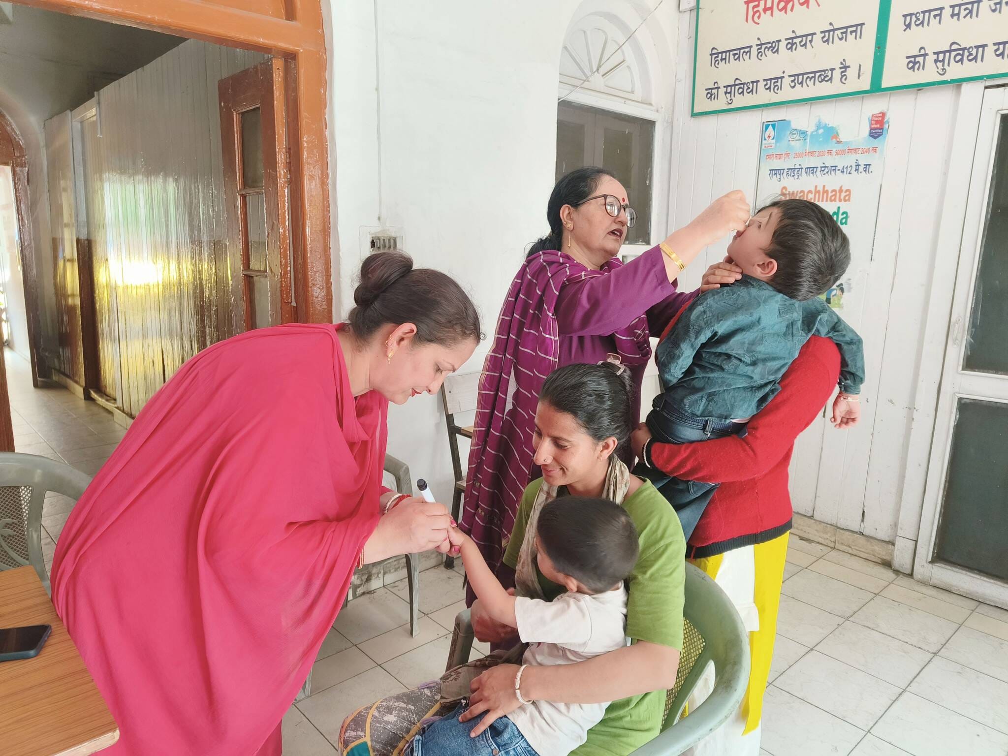 रामपुर में पल्स पोलियो अभियान के दौरान मौजूद बीएमओ रामपुर डॉ. गगन शर्मा और अन्य। संवाद रामपुर में पल्स पोलियो अभियान के दौरान मौजूद बीएमओ रामपुर डॉ. गगन शर्मा और अन्य। संवाद