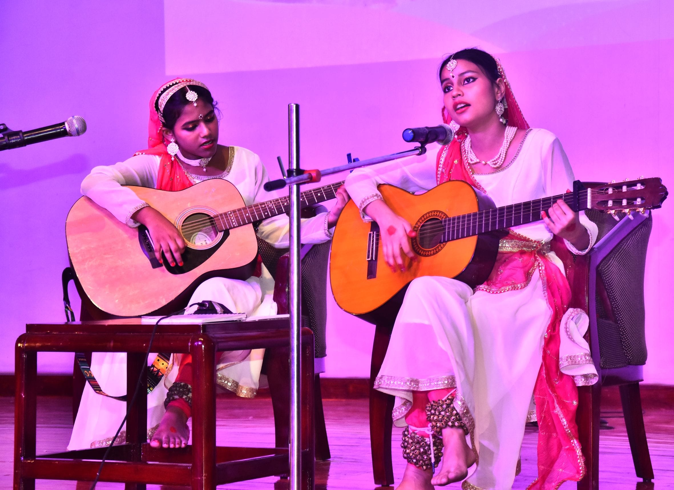 समर कैंप में प्रस्तुति देते बच्चे
