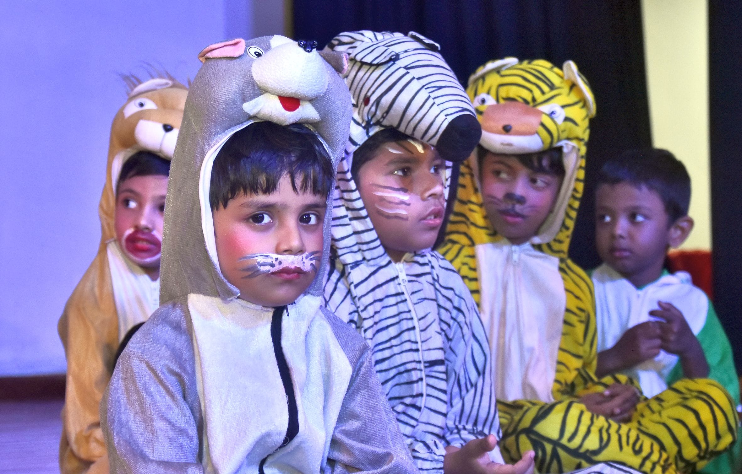 समर कैंप में प्रस्तुति देते बच्चे