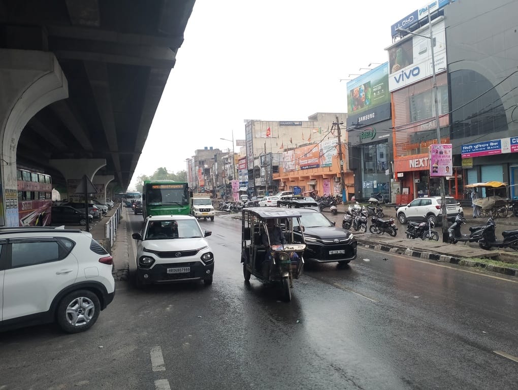 सनौली रोड पर तेज आंधी में गुजरते वाहन। संवाद