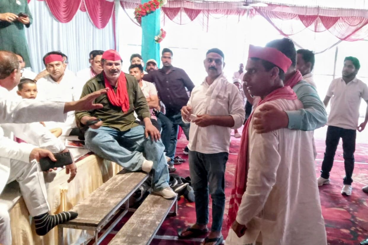 सपा का हस्तिनापुर विधान सभा की समीक्षा बैठक में युवजन सभा के राष्ट्रीय अध्यक्ष फहद हुसैन कार्यक