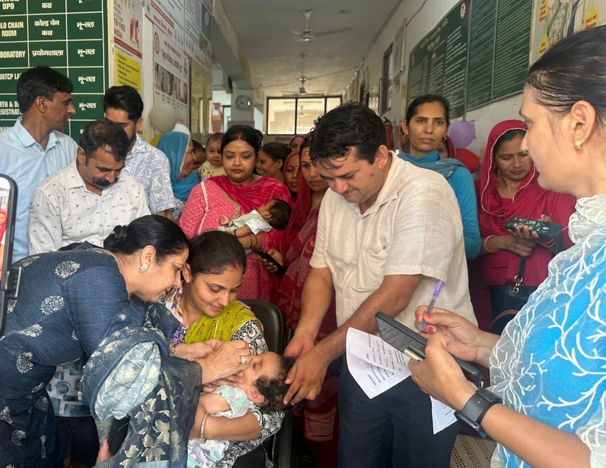 सिविल सर्जन डॉ. रेणु चावला नन्हे बच्चों को पोलियो रोधी दवा की दो बूंद पिलाकर अभियान की शुरुआत क सिविल सर्जन डॉ. रेणु चावला नन्हे बच्चों को पोलियो रोधी दवा की दो बूंद पिलाकर अभियान की शुरुआत क