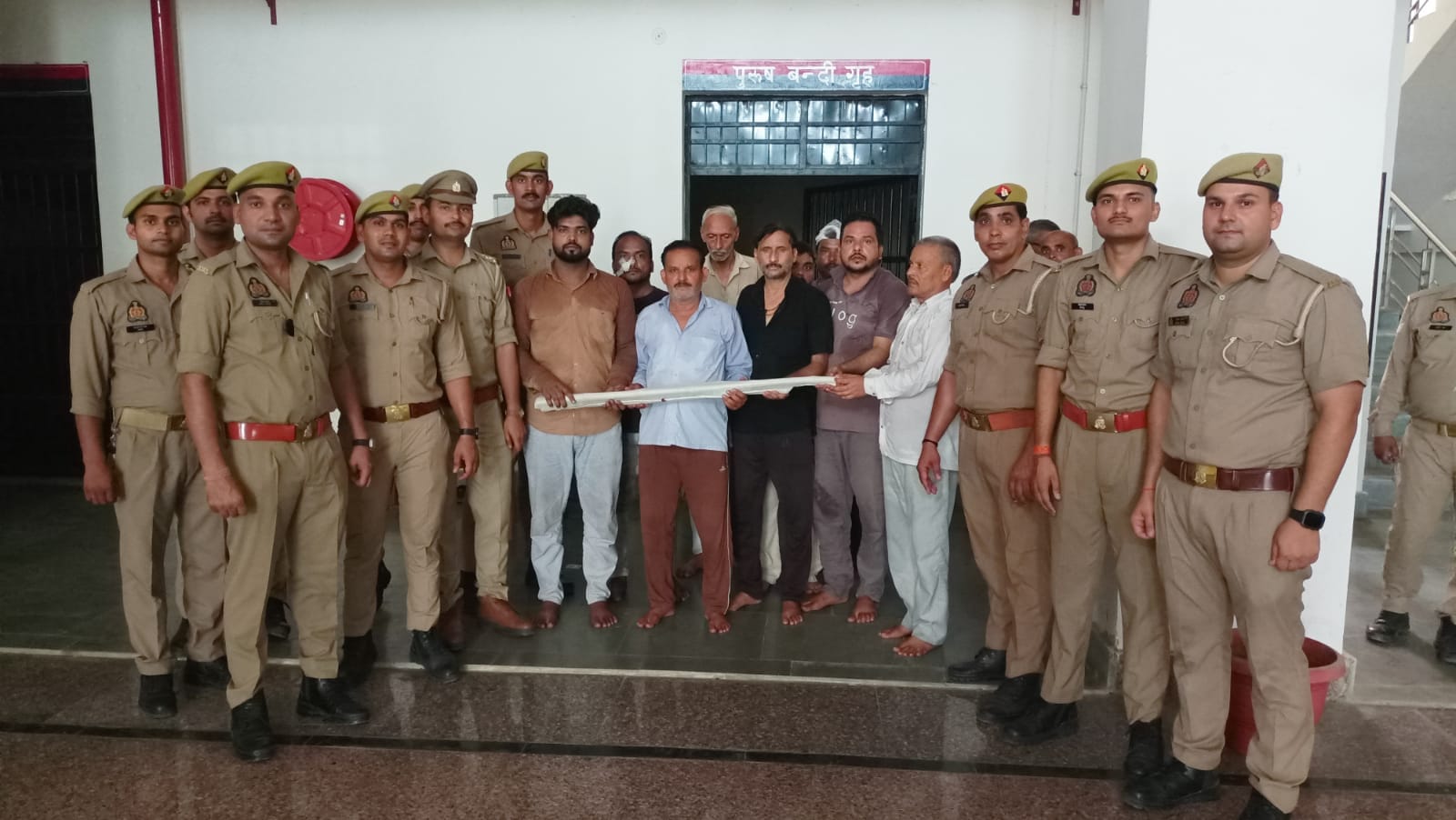 शुक्रवार की शाम हुए बवाल के बाद शनिवार को चहल-पहल हुई। संवाद