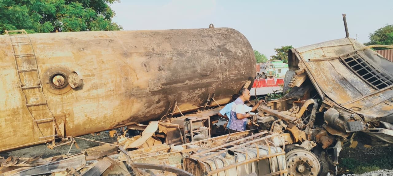 शनिवार को टोल कर्मियों से पूछताछ करती टीम। संवाद शनिवार को टोल कर्मियों से पूछताछ करती टीम। संवाद